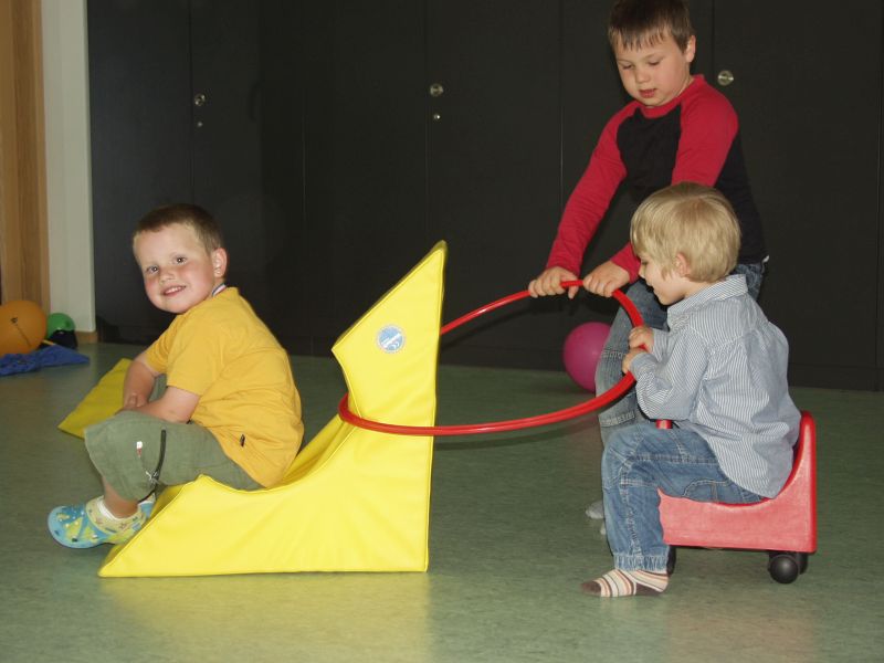 Spielende Kinder im Kindergarten Rietheim